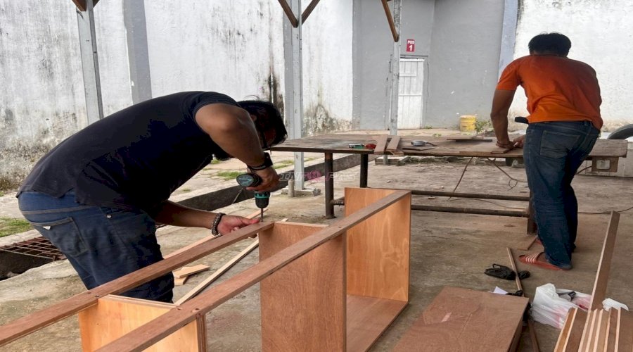 Warga Binaan Lapas Banjarmasin Tunjukkan Keterampilan melalui Pembuatan Lemari Kantor