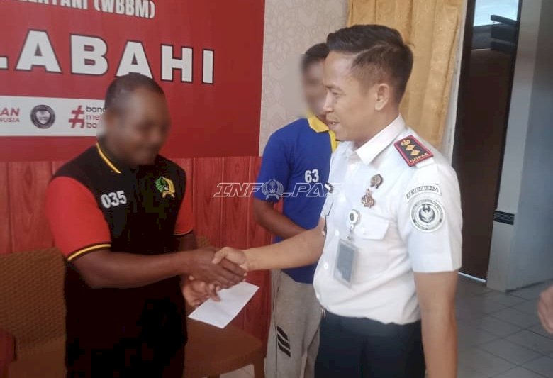 Apresiasi Kinerja Warga Binaan, Kalapas Kalabahi Bagikan Premi