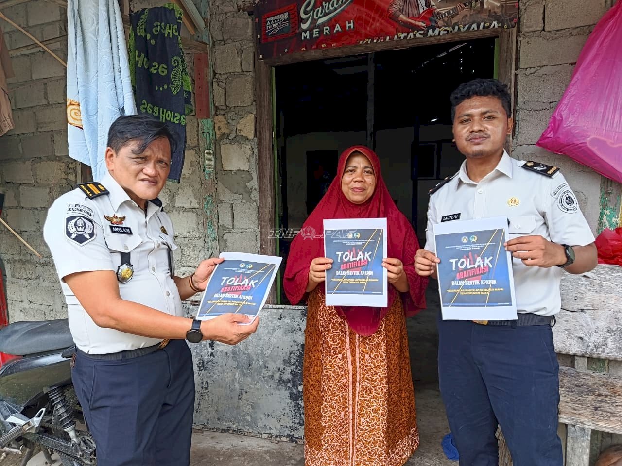 Wujudkan Pelayanan Bersih, Lapas Wahai Bagikan Brosur Sosialisasi Antigratifikasi kepada Masyarakat