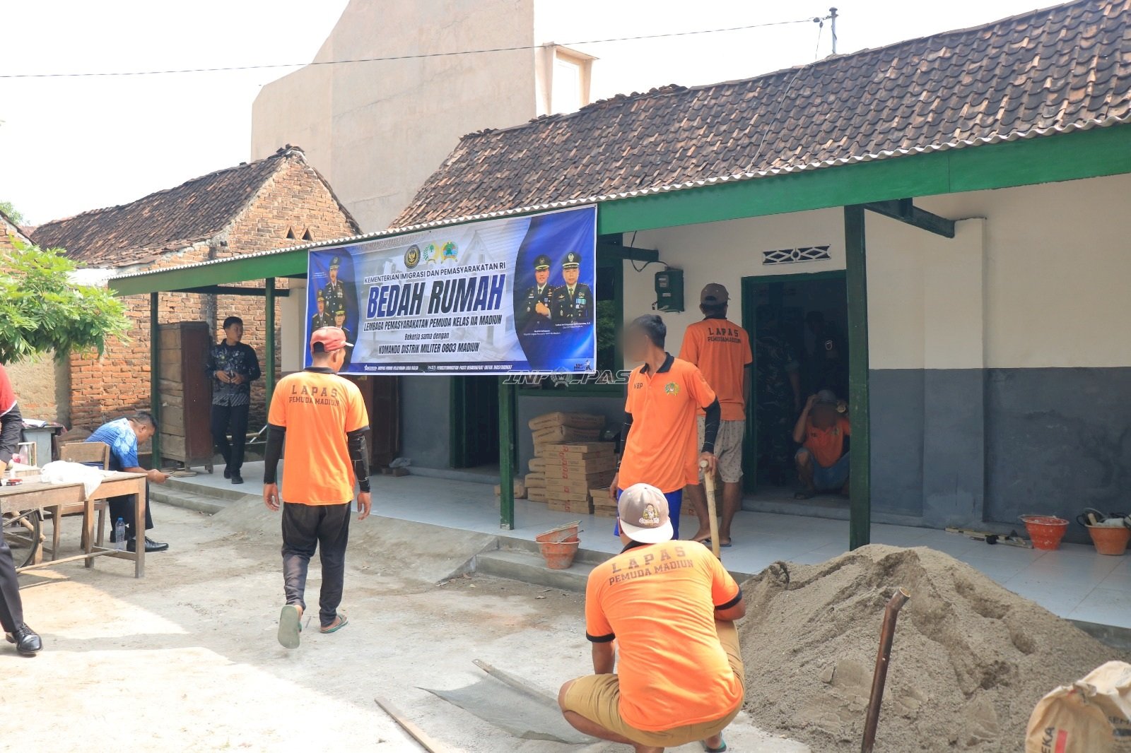 Bersama Membangun Asa, Lapas Pemuda Madiun dan Kodim 0803 Renovasi Rumah Lansia