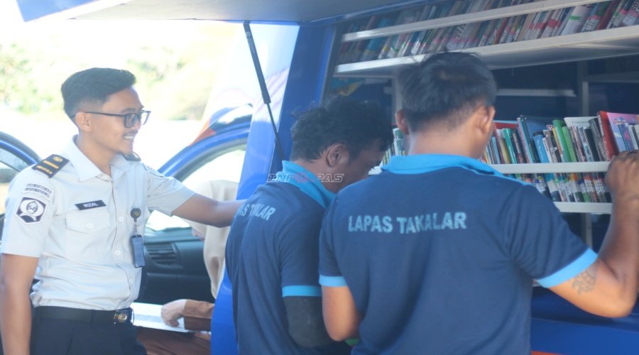 Budayakan Literasi, Warga Binaan Lapas Takalar Manfaatkan Mobil Perpustakaan Keliling