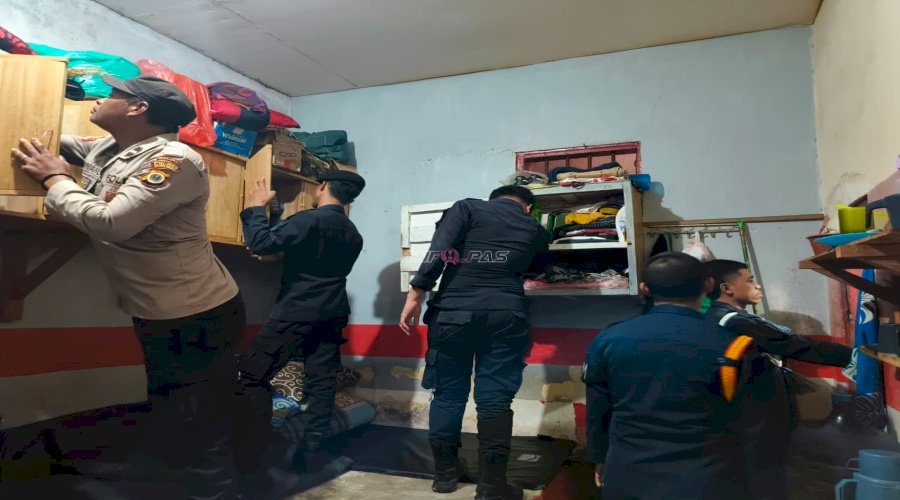 Perkuat Keamanan, Lapas Wahai dan Polsek Wahai Bersinergi Gelar Razia Hunian