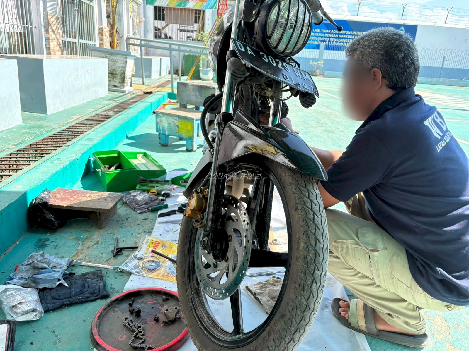 Asah Keterampilan Teknik Otomotif, Warga Binaan Lapas Kotabaru Aktif Ikuti Pembinaan Mekanik Motor