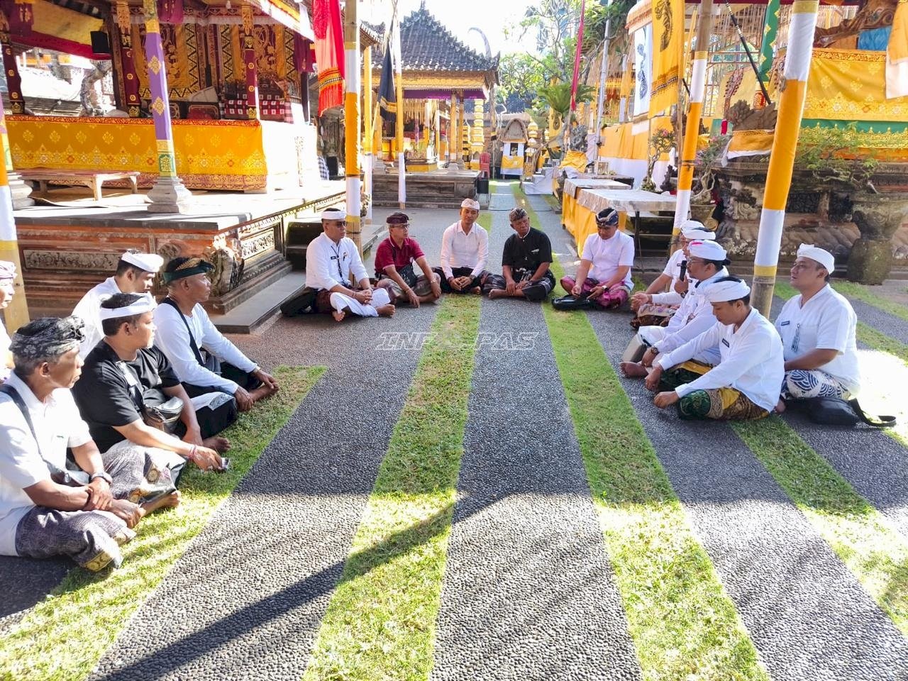 Klien Bapas Denpasar Berbaur dengan Masyarakat lewat Kegiatan Ngayah di Desa Adat Sibanggede