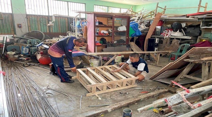 Rutan Ambon Kembangkan Produktivitas Warga Binaan lewat Pembuatan Rak Sepatu