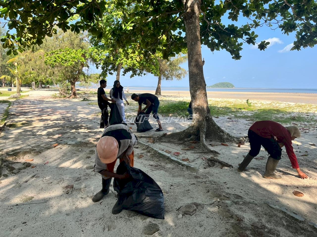 Bangun Kepedulian Lingkungan, Klien Bapas Tanjungpandan Ikuti Aksi Bersih Pantai