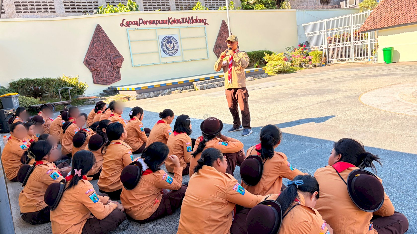 Latihan Pramuka Rutin, Warga Binaan Lapas Perempuan Malang Belajar Navigasi Dasar