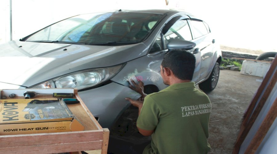 Warga Binaan Lapas Banjarmasin Asah Keterampilan Body Repair melalui Program Pembinaan Kemandirian