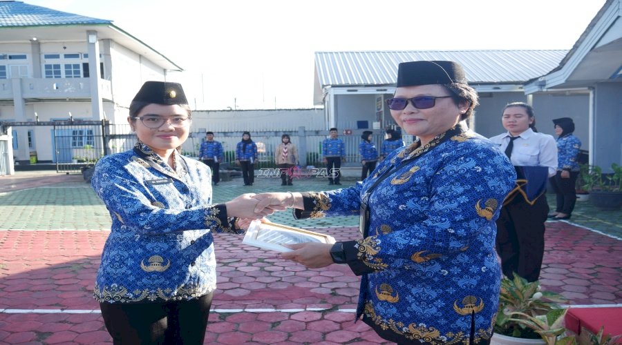 Apresiasi Kinerja, Kalapas Perempuan Martapura Serahkan Piagam Petugas Terbaik Bulan Mei