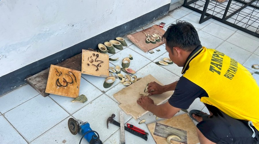 Warga Binaan Rutan Marabahan Olah Bambu dan Triplek Jadi Kaligrafi Bernilai Seni