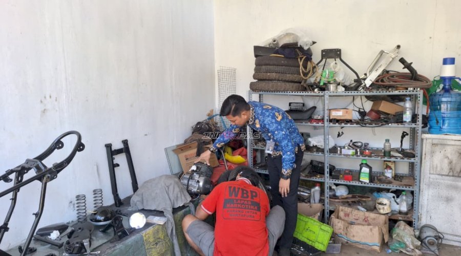 Warga Binaan Lapas Narkotika Karang Intan Asah Skill Body Repair di Bengkel Laskarin
