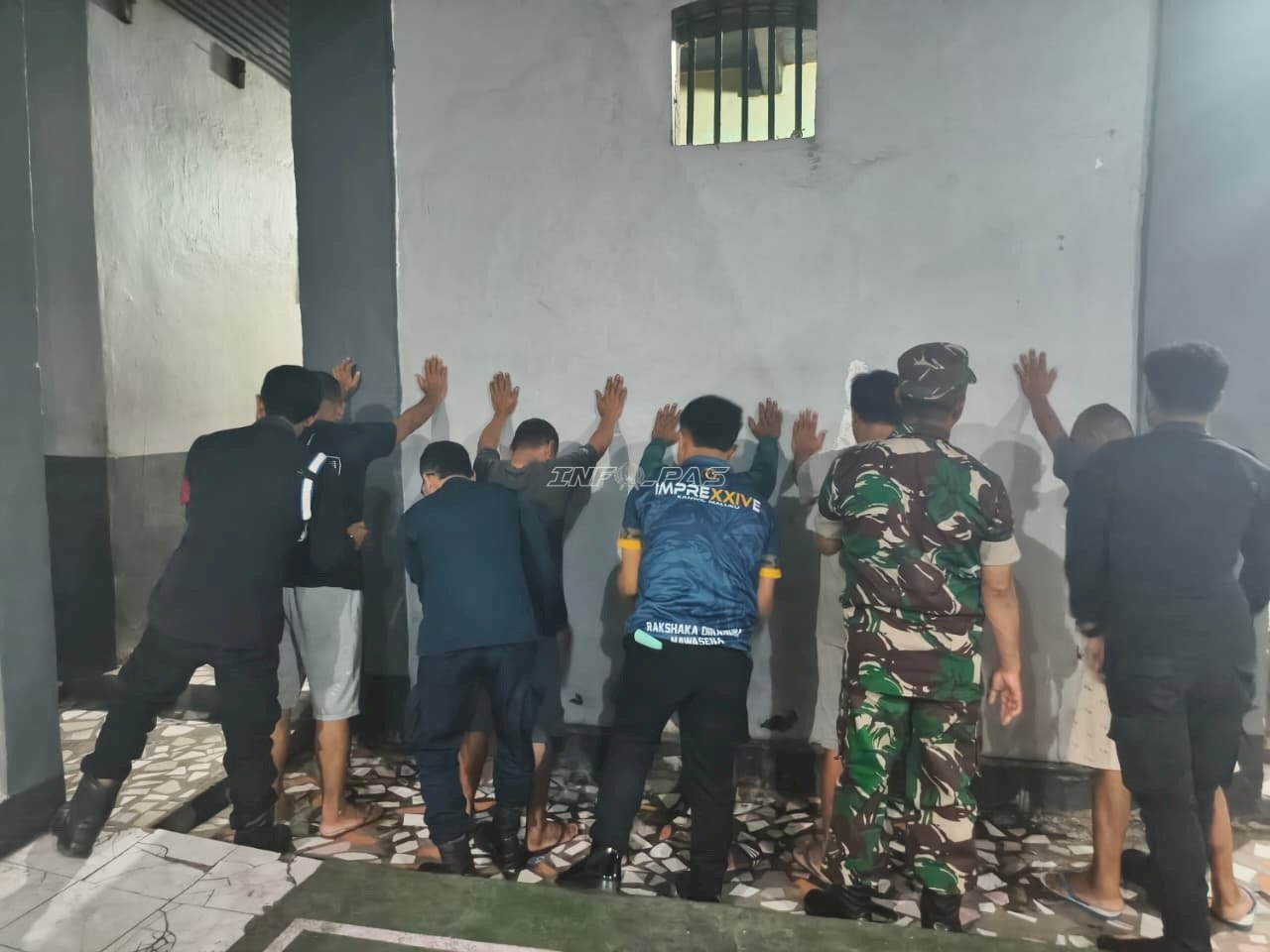Geledah Blok Hunian bersama Koramil, Lapas Wahai Ciptakan Lingkungan Bersih Halinar