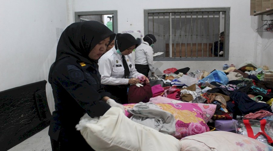 Razia Tengah Malam Pastikan Rutan Perempuan Surabaya Bersih dari Handphone dan Narkoba