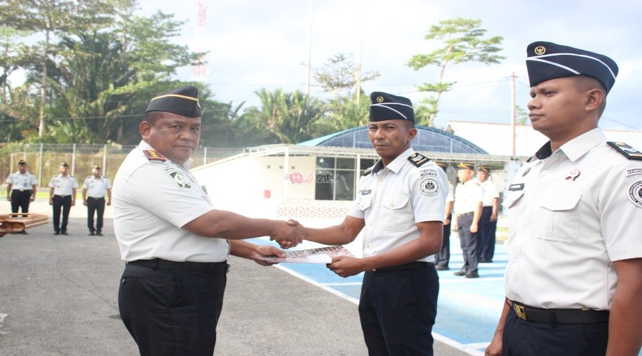 Lapas Piru Berikan Penghargaan bagi Dua Petugas, Apresiasi Kinerja Profesional dan Budaya Kerja Positif