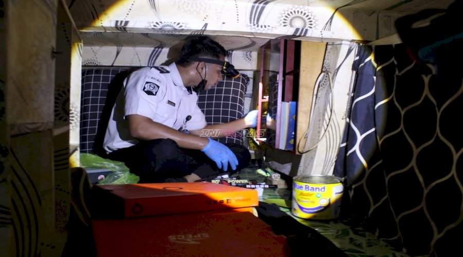Petugas Kanwil Ditjenpas Sultra Sita Dua Handphone Tersembunyi di Kamar Hunian Warga Binaan Lapas Kendari