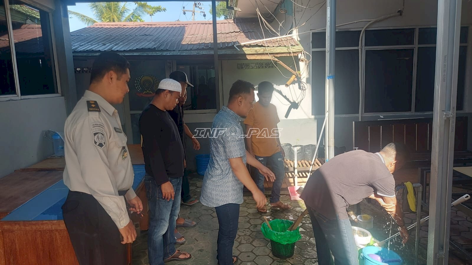 Klien Bapas Banjarmasin Bersihkan Lingkungan, Tanamkan Kepedulian Sosial