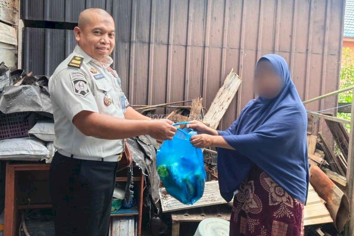 Bapas Amuntai Salurkan Bansos Bahan Pokok bagi Masyarakat Kurang Mampu