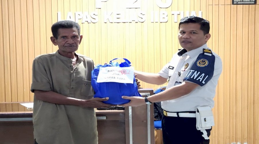 Wujud Kepedulian, Lapas Tual Salurkan Bansos untuk Keluarga Warga Binaan