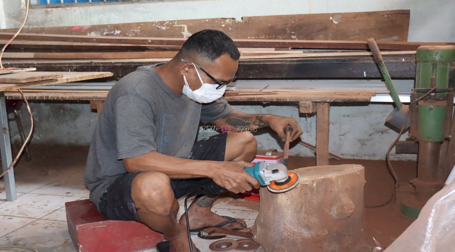Tunjukan Kreativitas dan Keterampilan, Warga Binaan Lapas Ambon Produksi Miniatur Parang dan Salawaku