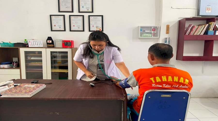 Antisipasi Penyakit Musiman, Tim Kesehatan Rutan Ambon Periksa Kesehatan Warga Binaan 