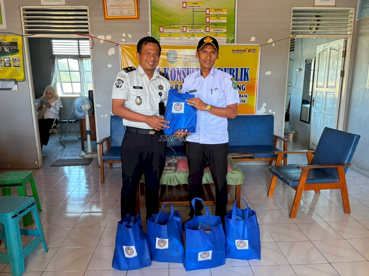 Rutan Rantau Salurkan Bantuan Sosial bagi Masyarakat Binaan melalui Kelurahan Rangda Malingkung