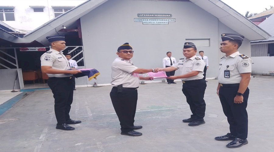Lapas Tamako Berikan Penghargaan bagi Dua Petugas Teladan Periode Triwulan II