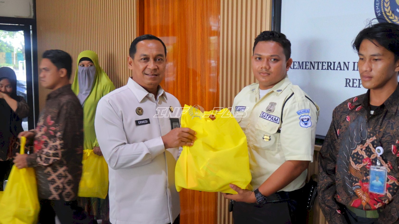 Kanwil Ditjenpas Kalsel Salurkan Bantuan Sosial bagi Tenaga Pendukung dan Masyarakat