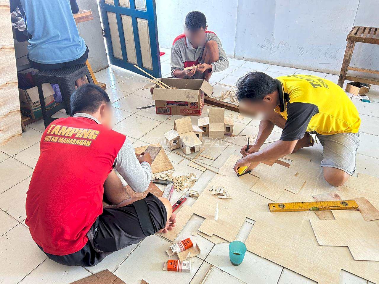 Asah Keterampilan, Warga Binaan Rutan Marabahan Buat Miniatur Rumah Adat Banjar