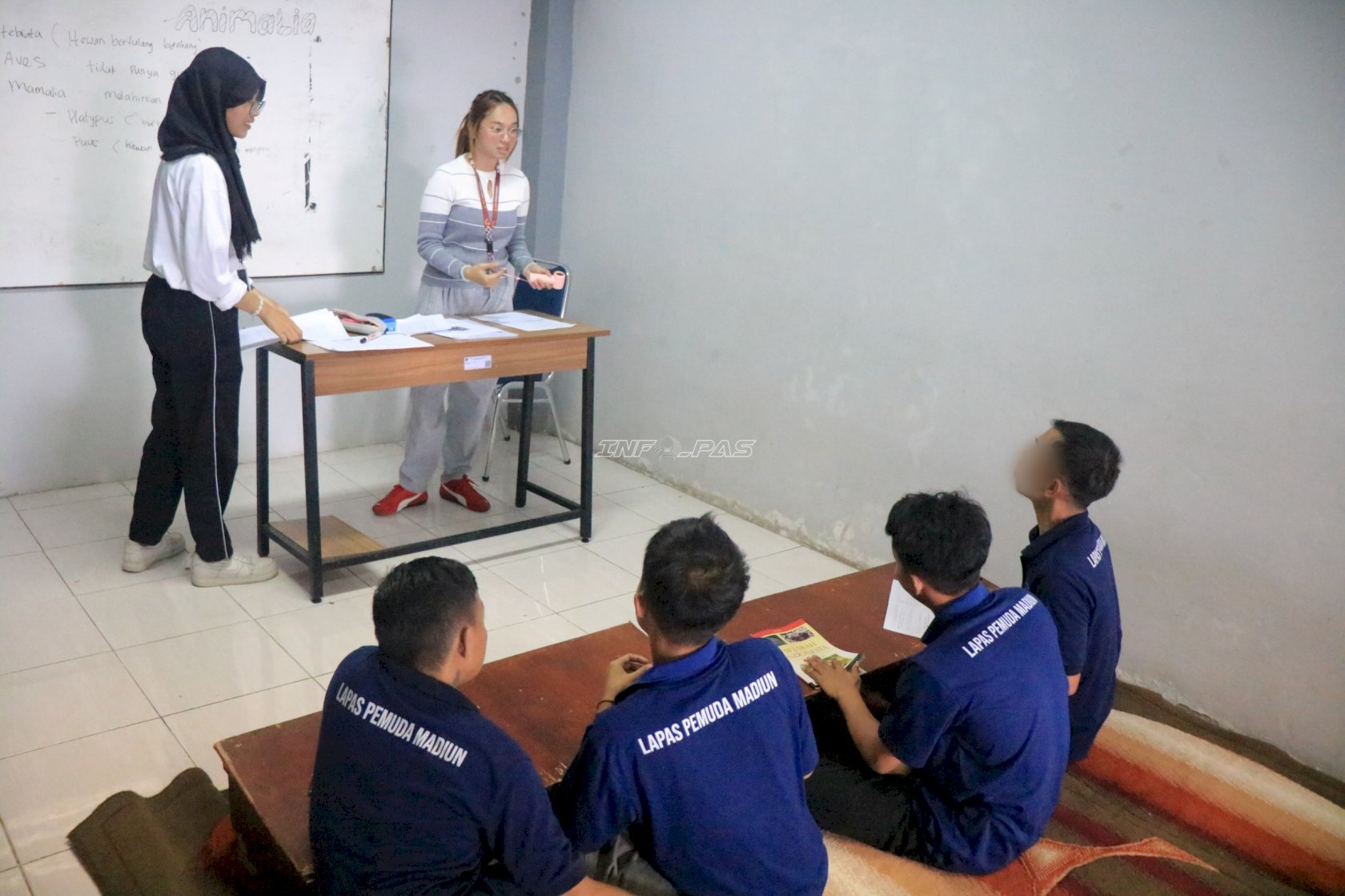 Belajar IPA bersama Mahasiswa UM, Warga Binaan Lapas Pemuda Madiun Ikuti Kejar Paket A