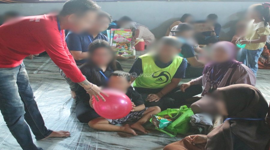 Momentum Harganas, Kader Pendidikan Lapas Banjarmasin Bagikan Balon untuk Anak Pengunjung 