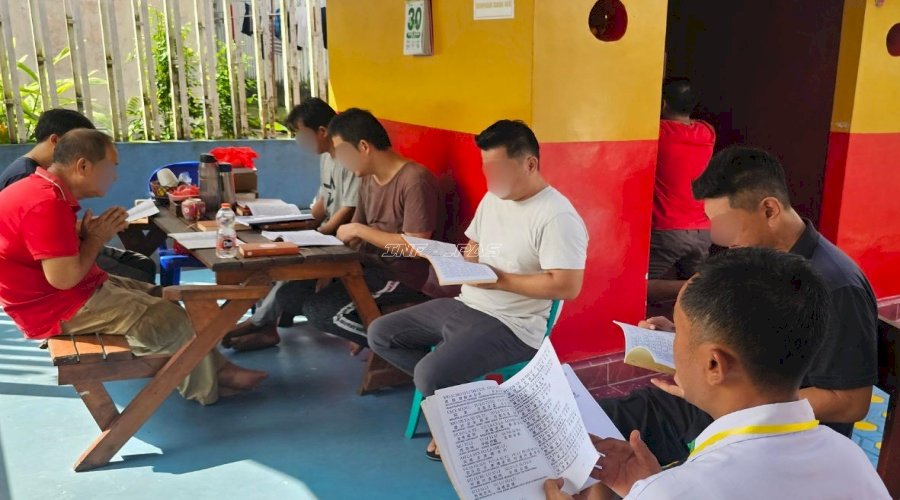 Warga Binaan Buddha di Lapas Pangkalpinang Khusyuk Lantunkan Paritta Suci