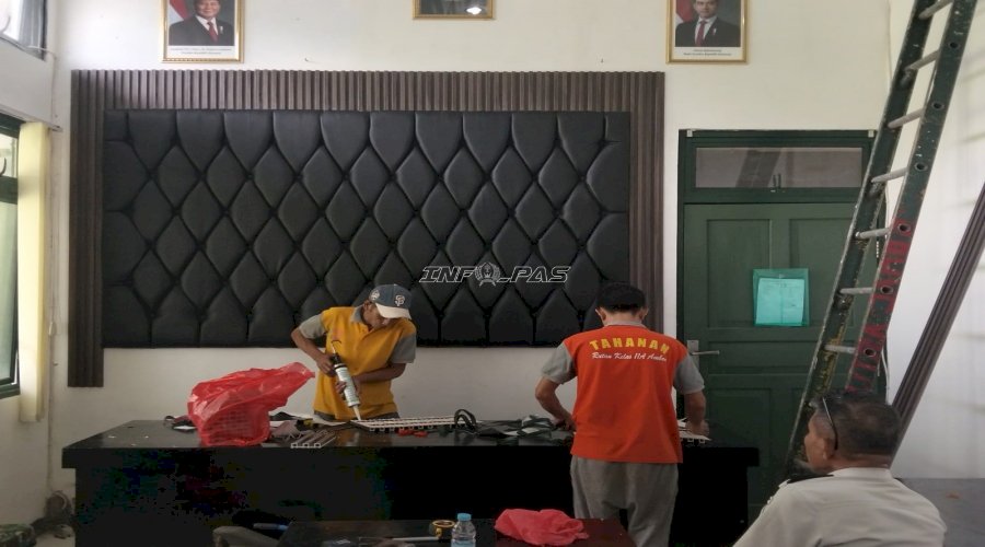 Rutan Ambon Terima Pesanan Background Dinding Berbahan Kulit dan Spon dari Yonif Raider Khusus 733/Masariku