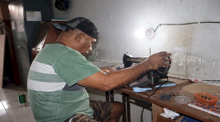 Warga Binaan Lapas Ambon Asah Keterampilan lewat Permak Pakaian