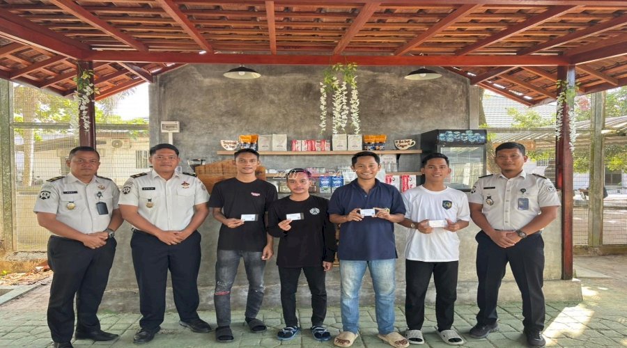Lapas Banjarbaru Serahkan Kartu BRIZZI kepada Empat Barista Cafe Asa Corner 