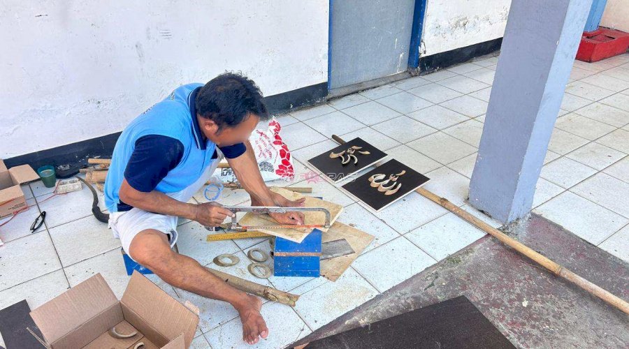 Laris Terjual, Warga Binaan Rutan Marabahan Makin Semangat Buat Kaligrafi dari Bambu dan Triplek
