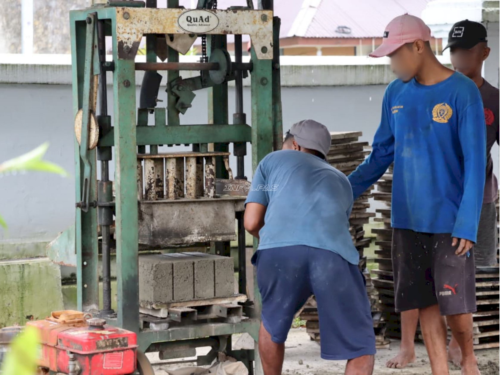 Hasilkan 2.000 Batako Pres, Warga Binaan Lapas Ambon Asah Keterampilan Kerja