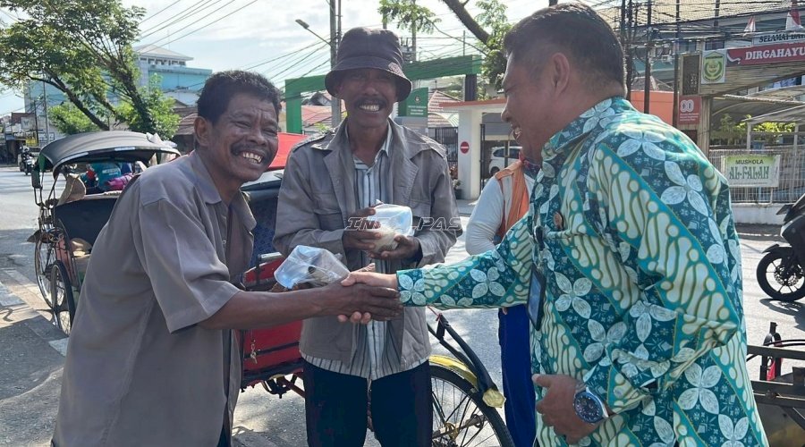 Lapas Banjarmasin Bagikan 25 Bungkus Nasi Padang kepada Juru Parkir dan Tukang Becak