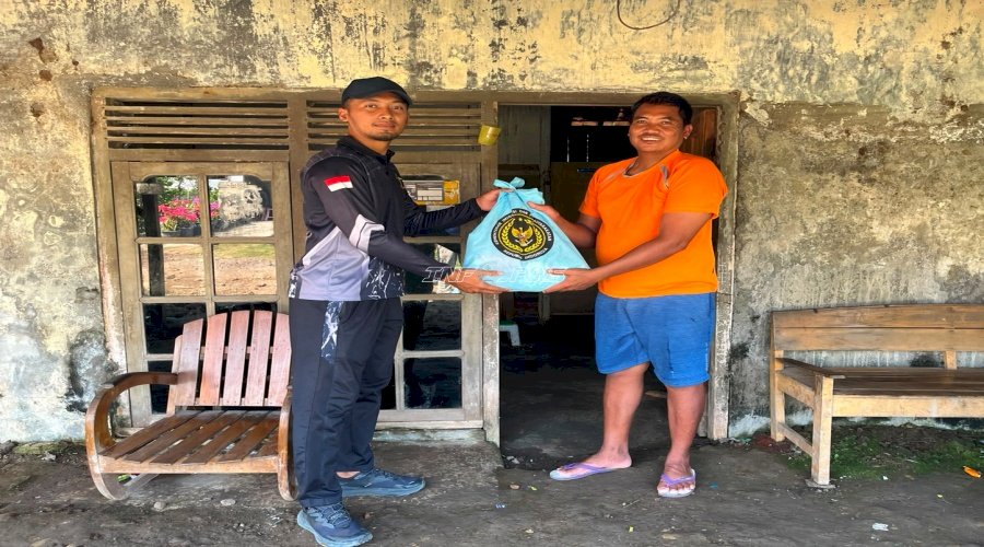 Lapas Terbuka Kendal Salurkan Bansos bagi Warga Terdampak Banjir Rob di Dusun Mbaran