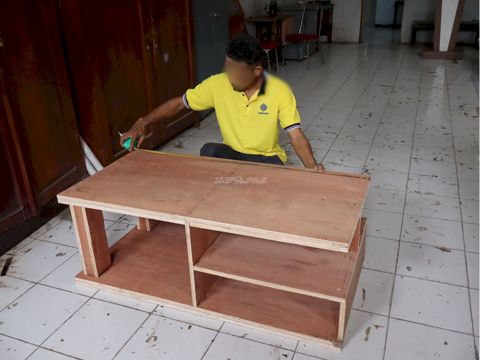 Kreativitas Warga Binaan Lapas Ambon Hasilkan Meja Minimalis Modern