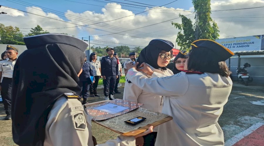 Tingkatkan Profesionalisme ASN, Lapas Perempuan Ambon Sematkan Tanda Kenaikan Pangkat Petugas