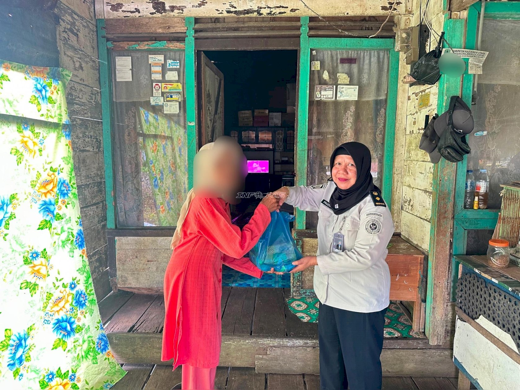 Peka terhadap Kondisi Sosial Masyarakat Sekitar, Bapas Amuntai Salurkan Bansos