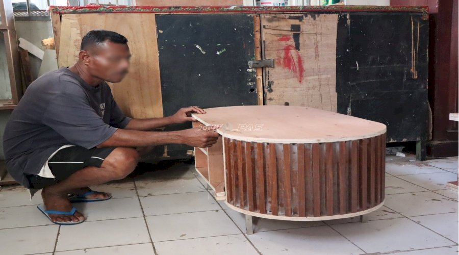 Dorong Produktivitas, Warga Binaan Lapas Ambon Hasilkan Karya Furnitur Bergaya Modern