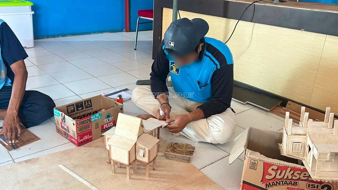 Warga Binaan Rutan Marabahan Asah Keterampilan Membuat Miniatur Rumah Adat Banjar