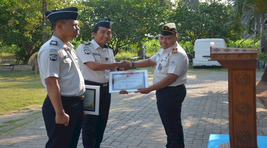 Kalapas Terbuka Kendal Beri Penghargaan Petugas Teladan, Ajak Jajaran Tingkatkan Kompetensi
