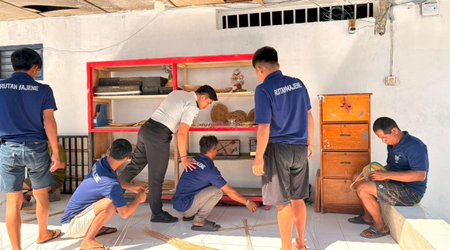 Wujudkan Warga Binaan yang Produktif, Rutan Majene Kembangkan Pembinaan Kerajinan Tangan