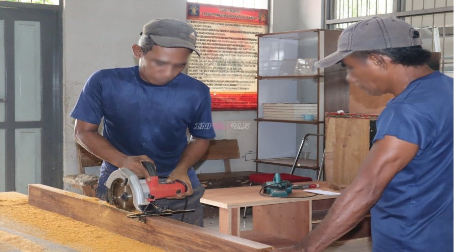 Warga Binaan Lapas Ambon Asah Keterampilan, Produksi Kusen untuk Pembangunan Koperasi