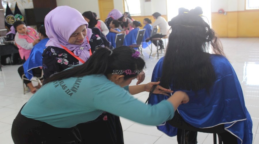 Belajar Make Up dan Hair Cut, Beauty Class Perkuat Bekal Kemandirian Warga Binaan Rutan Perempuan Surabaya