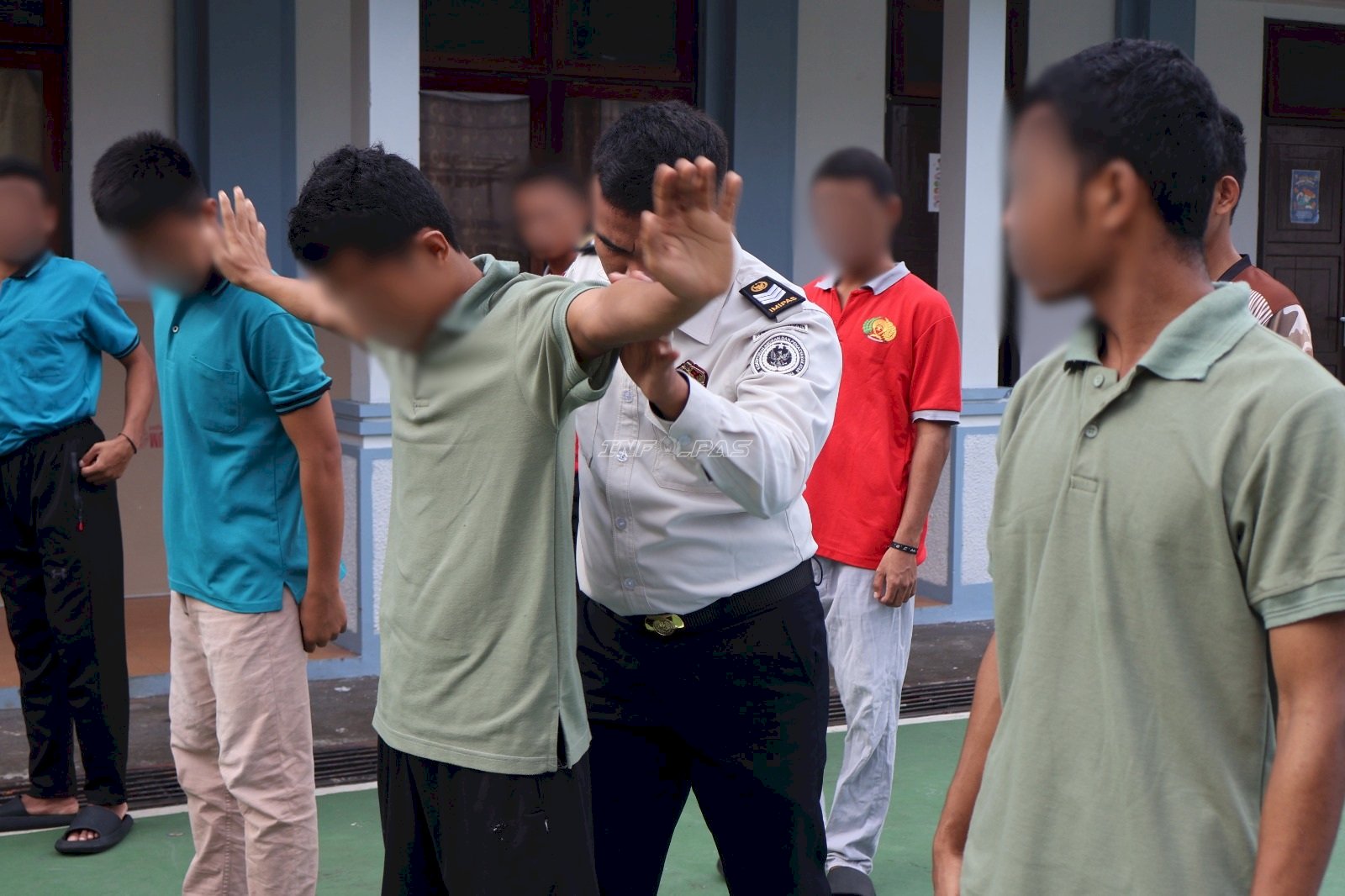 Penggeledahan Rutin LPKA Ambon Pastikan Wisma Hunian Anak Binaan Tetap Aman