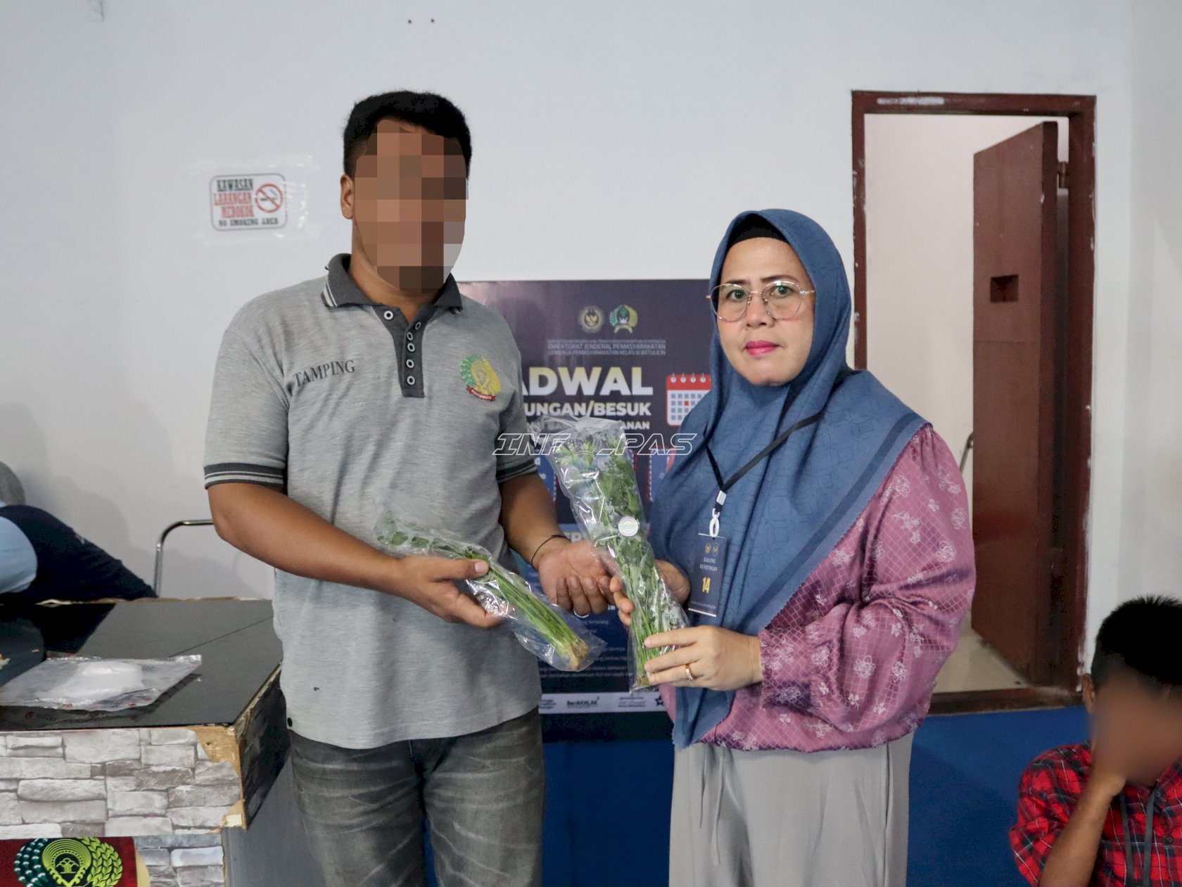 Seledri Hidroponik Warga Binaan Lapas Batulicin Laris Dibeli Pengunjung