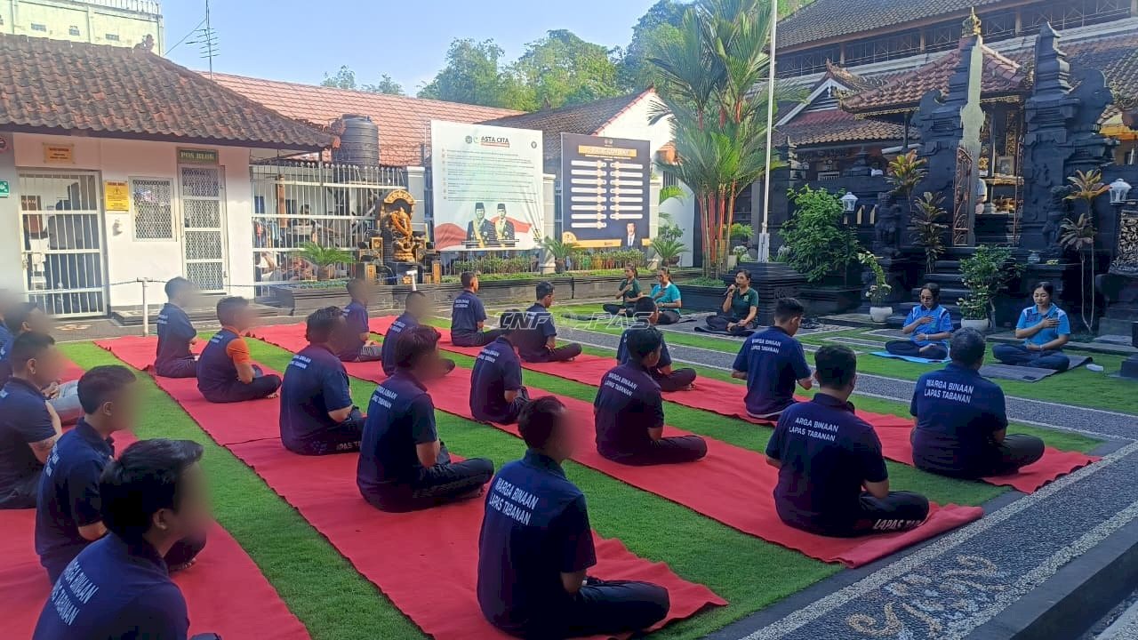 Latih Ketenangan Diri, Warga Binaan Lapas Tabanan Ikuti Yoga dan Meditasi